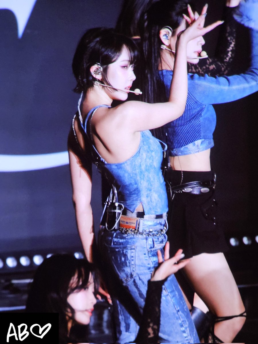 241107 
#여자친구 #VIVIZ #신비

🤫!