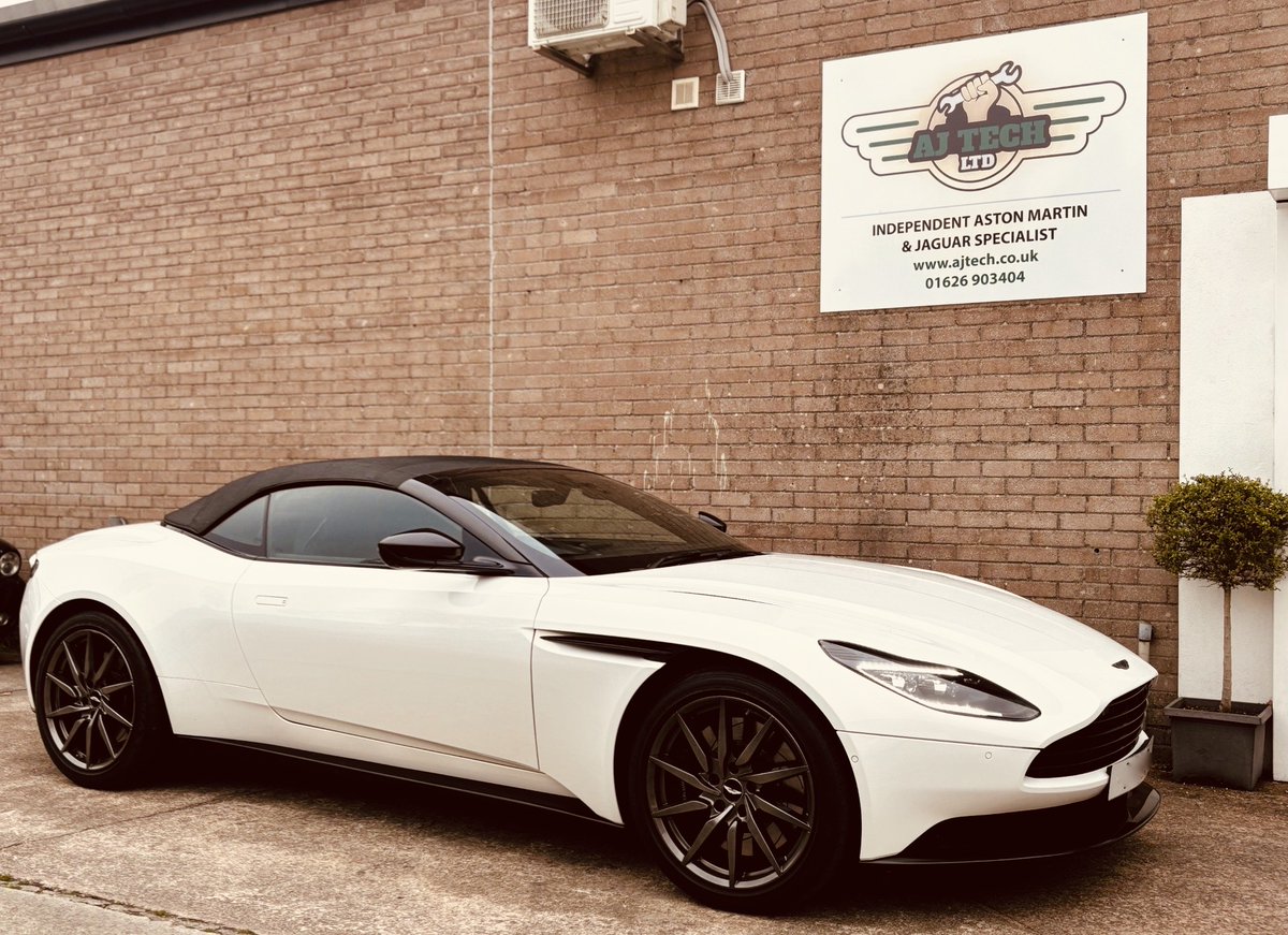 'Variety is the spice of life'.
As well as gorgeous Aston Martin classic vehicles, we also get stunning newer models in too!
#astonmartin #astonmartindb11 #db11 #fastcars #supercars #prestigecars #independentspecialist #devon #southwest