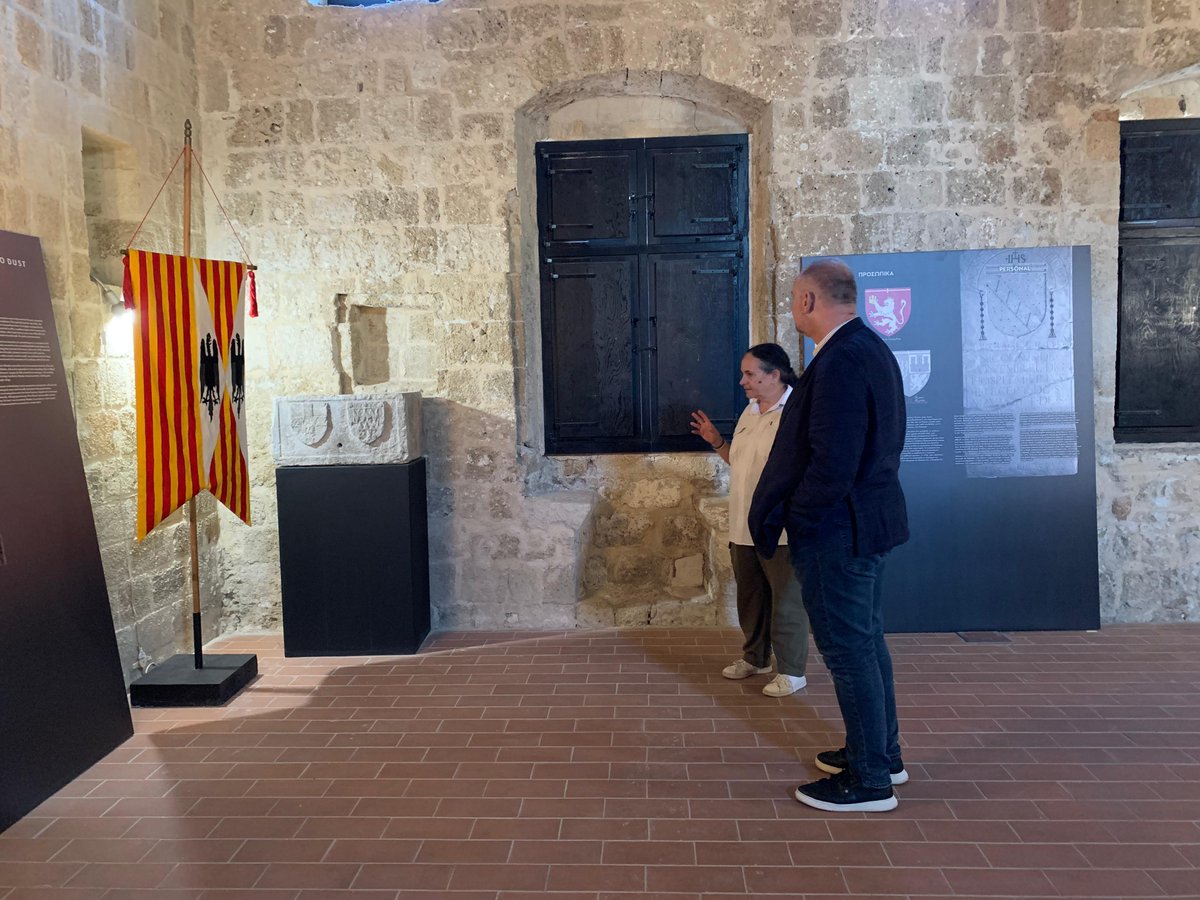 Catalonia_HR's tweet photo. @EricHauck @IRLlull A l'illa de #Rodes, el delegat @EricHauck ha estat rebut pel personal de l'Eforia d'Antiguitats del Dodecanès.

El Ministeri de Cultura de Grècia està desenvolupant un projecte per rehabilitar un edifici del segle XV construït per mercaders catalans. https://t.co/6MbG4xJogx