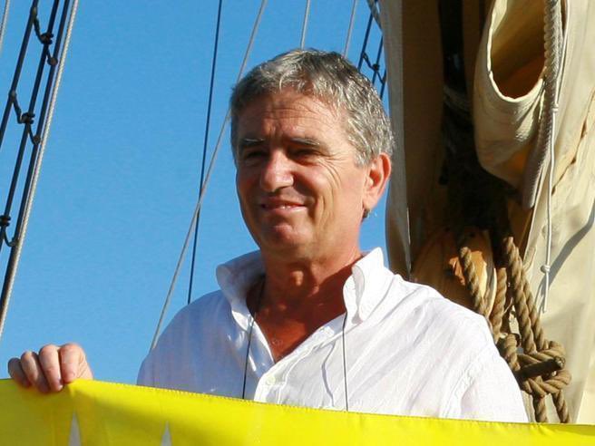 A distanza di 14 anni, sono state arrestate le quattro persone indagate per l’omicidio del sindaco di Acciaroli Angelo #Vassallo. 

Una buona notizia che ci avvicina, finalmente, alla verità su quel barbaro omicidio. Vassallo, il sindaco pescatore, si era opposto in ogni modo al