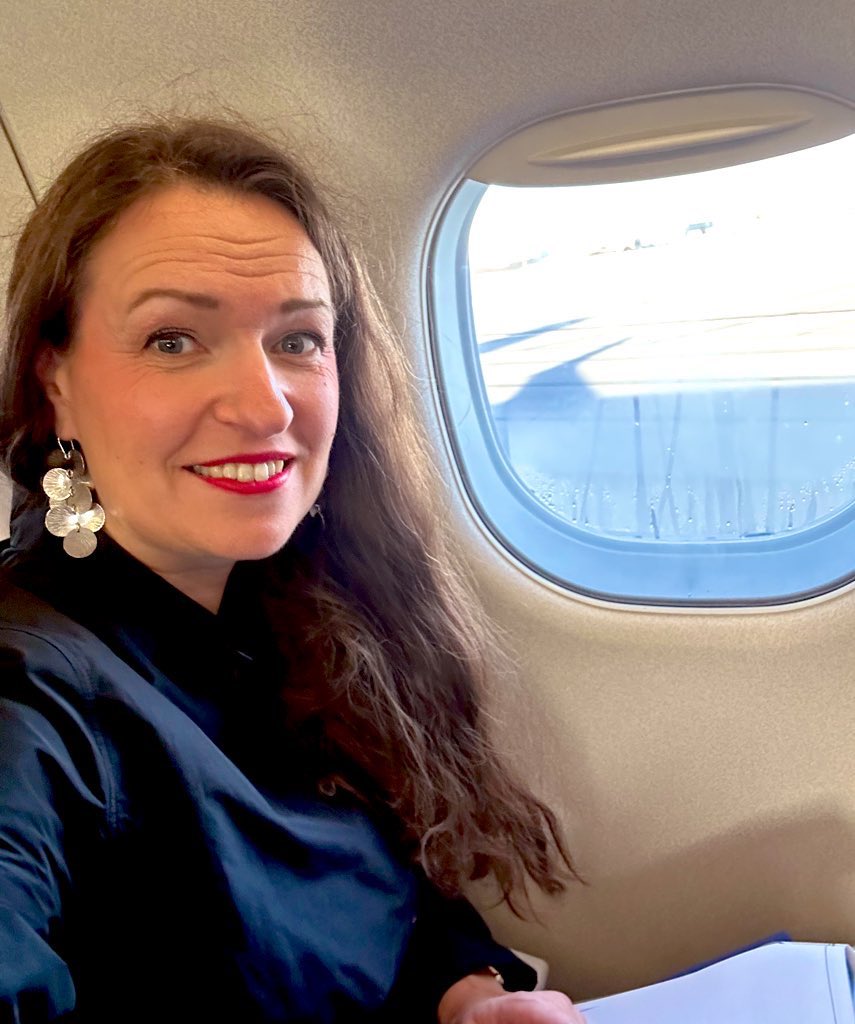 Laskeuduimme juuri Tukholmaan. Edessä on kaksi päivää pohjoismaisten digiministerikollegojen kanssa ja asialistalla pureksittavana mm. digitalisaatioon, tekoälyyn ja tiedonvaihtoon liittyviä kysymyksiä. Pohjoismainen yhteistyö on tärkeää.