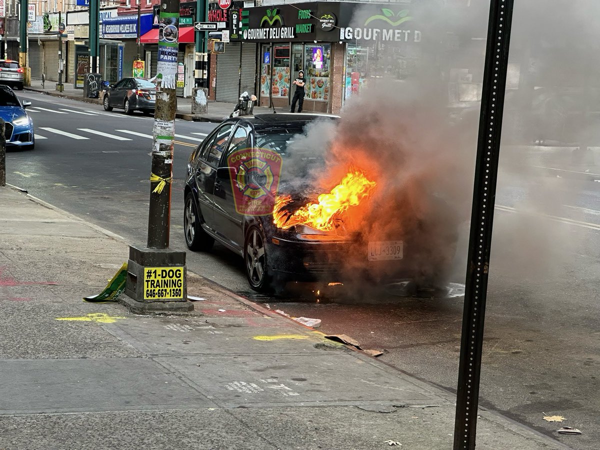 ctfirephoto's tweet photo. CAR FIRE IN QUEENS: CFPA New York City member Chris Clarke @FirstDuePhotog was on scene of a car fire this morning in Richmond Hill #richmondhill #queensfire @FDNY https://t.co/kixbMzjB52