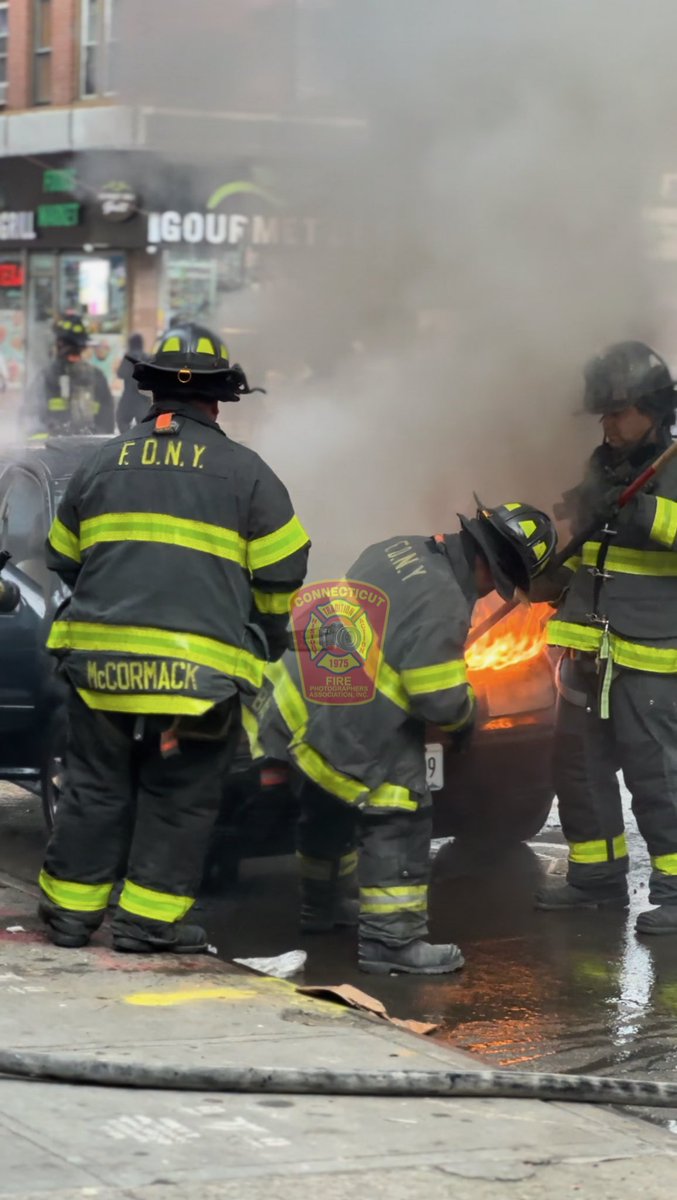 ctfirephoto's tweet photo. CAR FIRE IN QUEENS: CFPA New York City member Chris Clarke @FirstDuePhotog was on scene of a car fire this morning in Richmond Hill #richmondhill #queensfire @FDNY https://t.co/kixbMzjB52