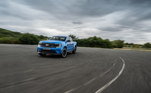 MSRTRoadtech's tweet photo. Ready to own the road 💨 

#Ford #RangerMSRT #FastBlue https://t.co/gceoSGnU7d