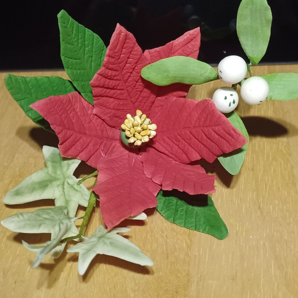 Starr_bakes's tweet image. Throwback to 2022 &amp;amp; the arrangement I made to go on top of a Christmas cake! Will be starting on something similar for this year soon! #cakedecorating #sugarcraft #sugarflowers #christmascakeideas #sugarartist #squireskitchen #poinsettia #Mistletoe #Christmas #christmasdecor