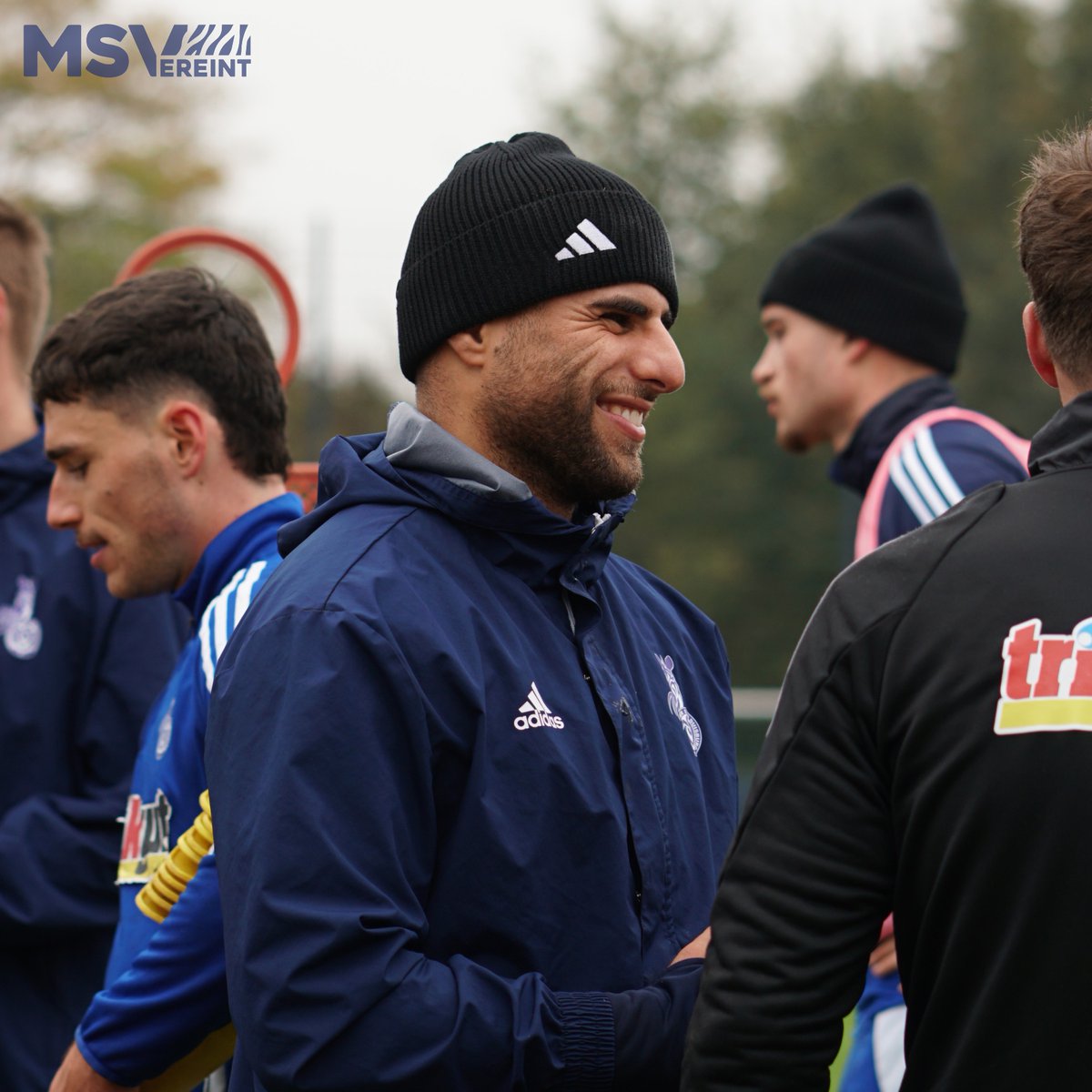 MSVDuisburg's tweet photo. Mützt ja nix. 🧢❄

Bei soliden 6° Celsius darf man im Training schon mal oberhalb der Ohren zudecken ... oder man macht's wie Luis #Hartwig beim 7vs7-Siegerfoto am Donnerstagmittag.

#MSVereint https://t.co/DNnv7pBxUw