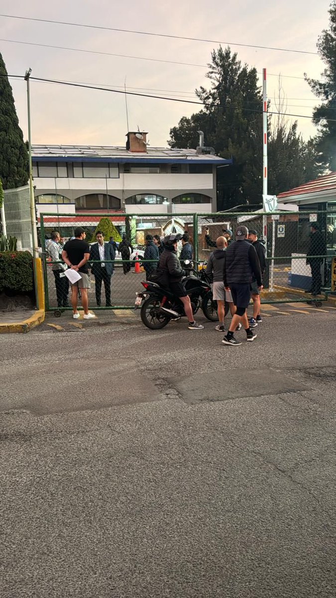 CapitalPueblaMx's tweet photo. 💥💥Los ricos también roban💥💥

#ULTIMAHORA El consejo disidente del Club Britania Zavaleta sesionó y le revocaron los poderes a Manuel Araujo, Roberto Jiménez y Felipe Figueroa por malos manejos financieros.

❌ El club ya contaba con cuentas embargadas y se debían sueldos a trabajadores desde hace meses.