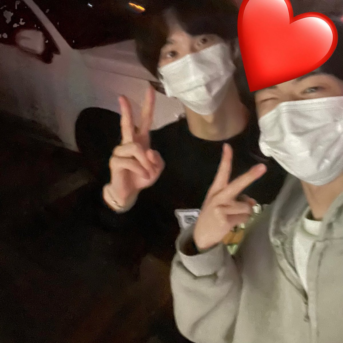 น้องบอกว่าอันนี้.. 

รูป 1 
พี่ยู ม.6/19ขวบ🇰🇷
โดฮุน ม.4/17ขวบ🇰🇷

รูป 2 
พี่ยู ม.5/18ขวบ🇰🇷
โดฮุน ม.3/16ขวบ🇰🇷

ละอ่อนน้อย..