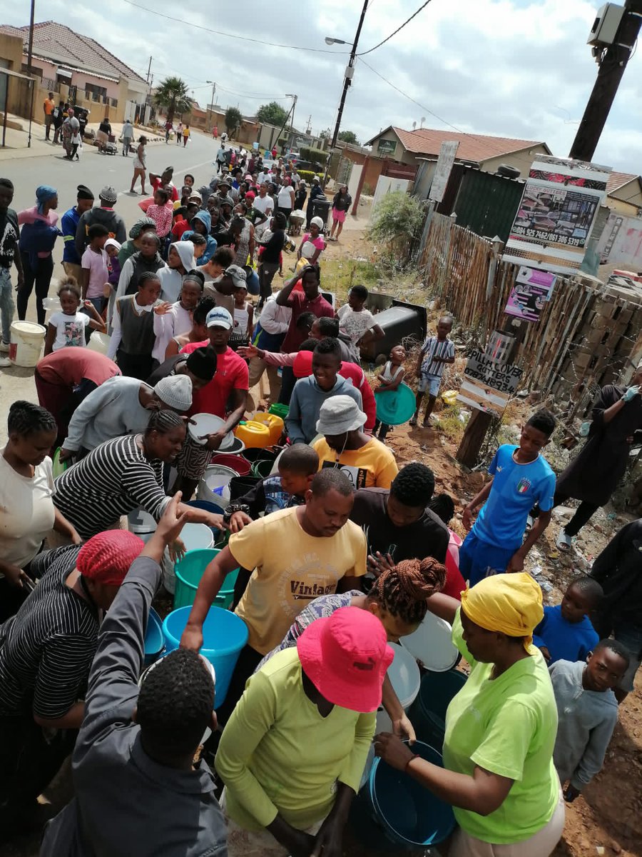 GavinEmmanuel1's tweet photo. @Thabisoo @DenzilTaylor @Powerfm987 @POWER987News the current situation at Atteridgeville no water trucks available. Ward councillor is nowhere to be seen. https://t.co/9BI1kexjgG