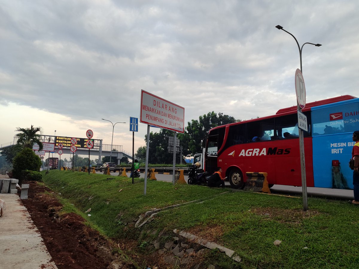 GoToJATIASIH's tweet photo. Coba tebak min @infoJATIASIH @INurfajri @PTJASAMARGA Ada berapa rambu-rambu yang terpasang menjelang GT. Jatiasih 2 ? #JORR https://t.co/BQ9QdnTqBD