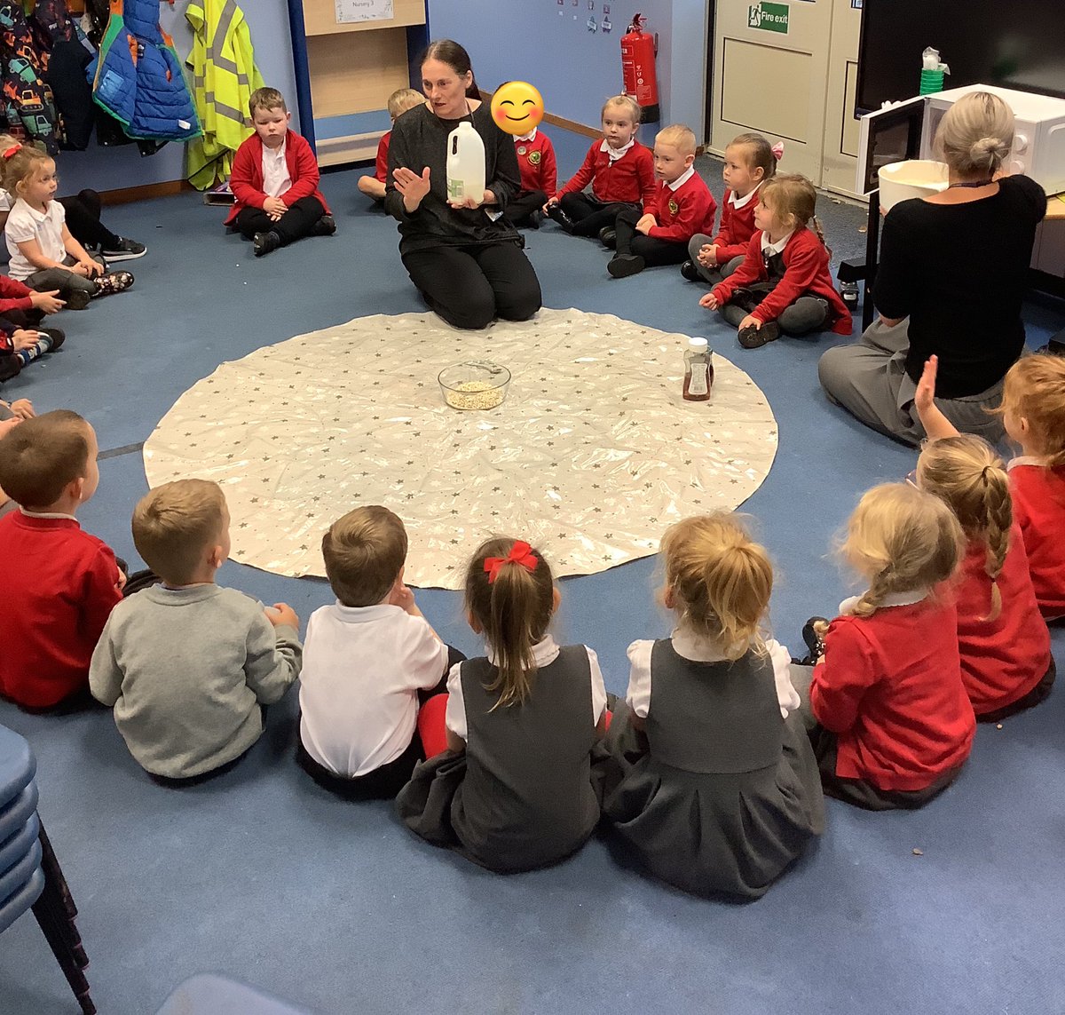 NurseryOPS's tweet image. Today we worked as a team to make porridge just like the bears 🐻 in our story.

We poured, mixed, cooked, smelt and tasted the porridge, we even got to choose jam or syrup for topping Yum! 

#understandingtheworld #goldilocks #eyfsscience