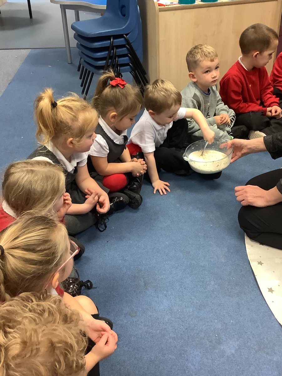 NurseryOPS's tweet image. Today we worked as a team to make porridge just like the bears 🐻 in our story.

We poured, mixed, cooked, smelt and tasted the porridge, we even got to choose jam or syrup for topping Yum! 

#understandingtheworld #goldilocks #eyfsscience
