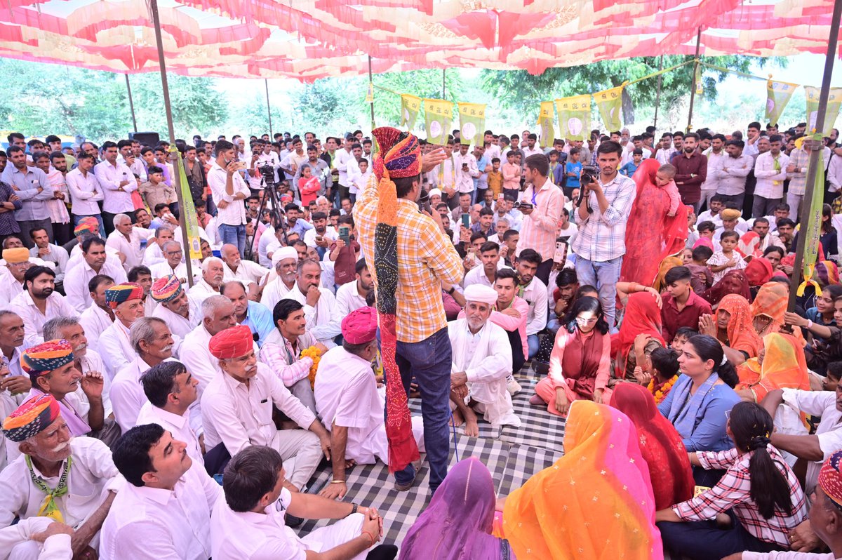 खींवसर विधानसभा क्षेत्र के ग्राम -खड़काली में जन - सभा को संबोधित करके 13 नवम्बर को कनिका बेनीवाल के समर्थन में बोतल के चिन्ह पर भारी मतदान करने की अपील की !