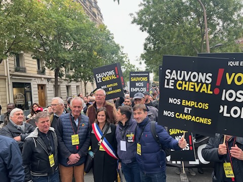 #haltealataxe 
Tout notre soutien aux acteurs de la filière des courses qui se mobilise contre la hausse des prélèvements sur les paris hippiques.
Une superbe mobilisation de tous, bravo aux organisateurs !

<a href="/LaurentSMartin/">Laurent Saint-Martin</a> <a href="/Economie_Gouv/">Ministère de l'Économie et des Finances</a> <a href="/equidia/">Equidia</a> <a href="/ProvinceCourses/">Province Courses / 24H au trot</a>