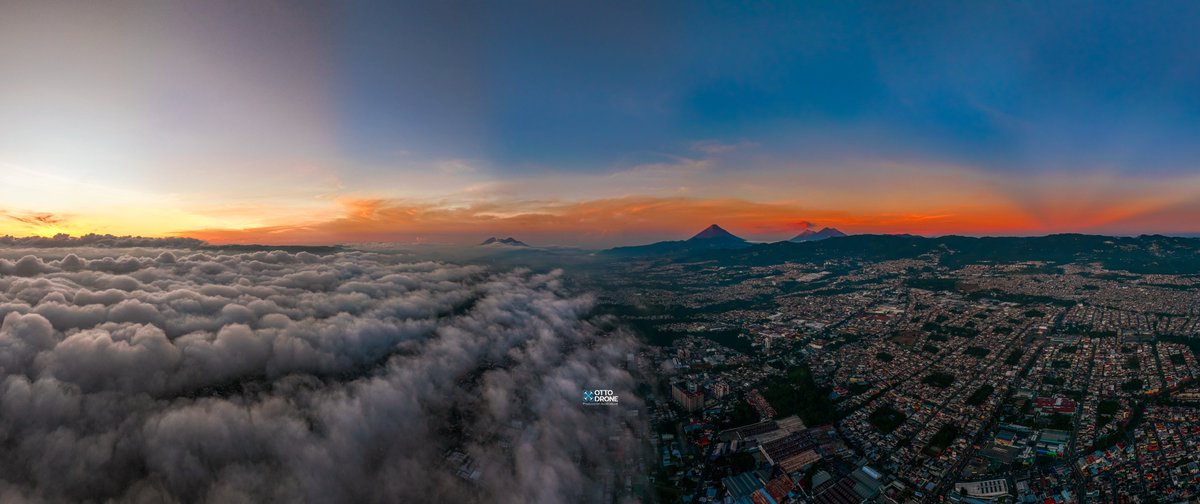 OttoArriaga's tweet photo. La mitad de la Ciudad de Guatemala amaneció bajo las nubes, el resto vio un amanecer espectacular.
7 de noviembre 2024.