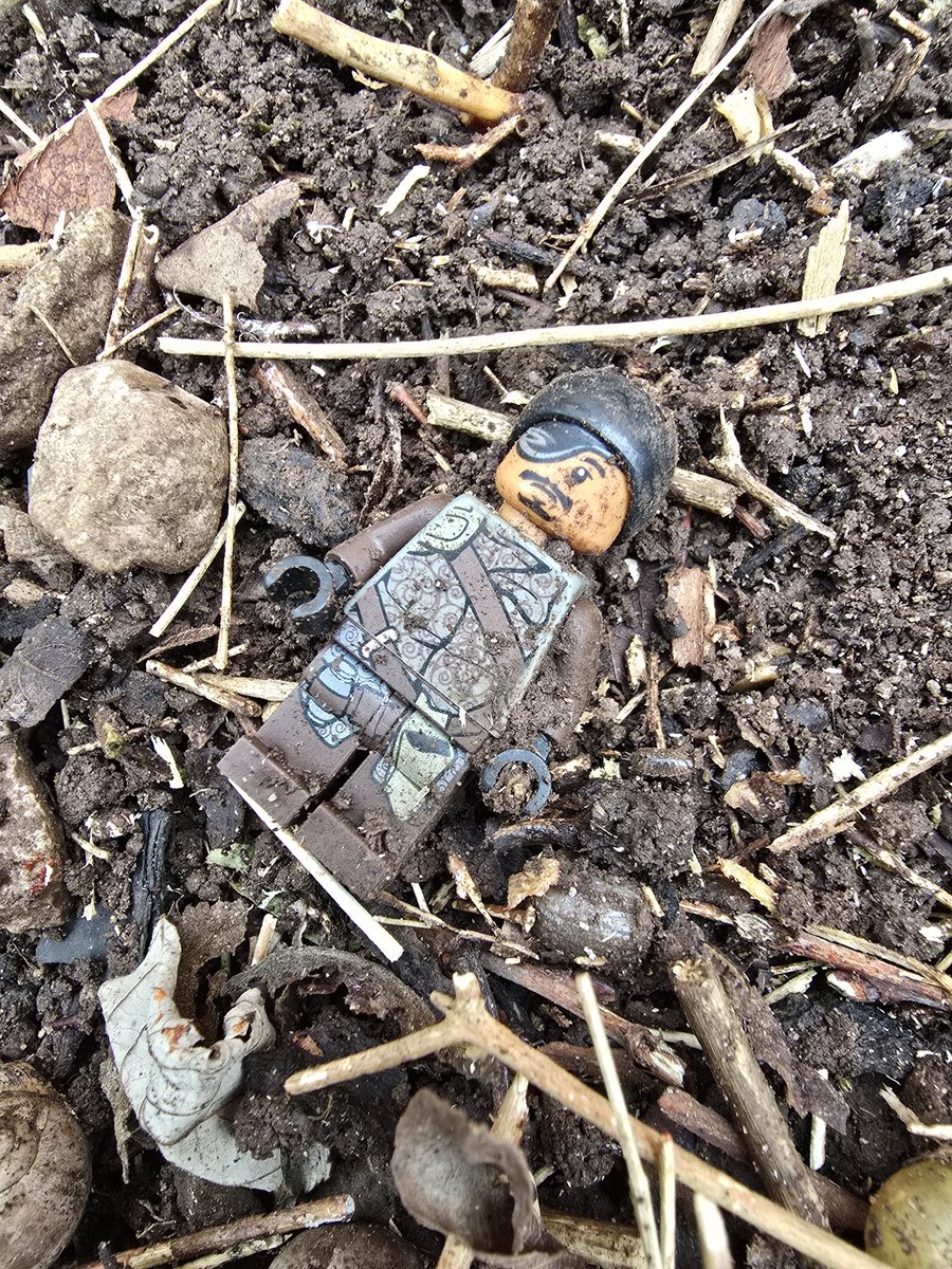 NotPaul26's tweet photo. @lotsabricks @LEGO_Group  Man found buried in the garden, can anyone identify him? https://t.co/h1ThCdoLbD