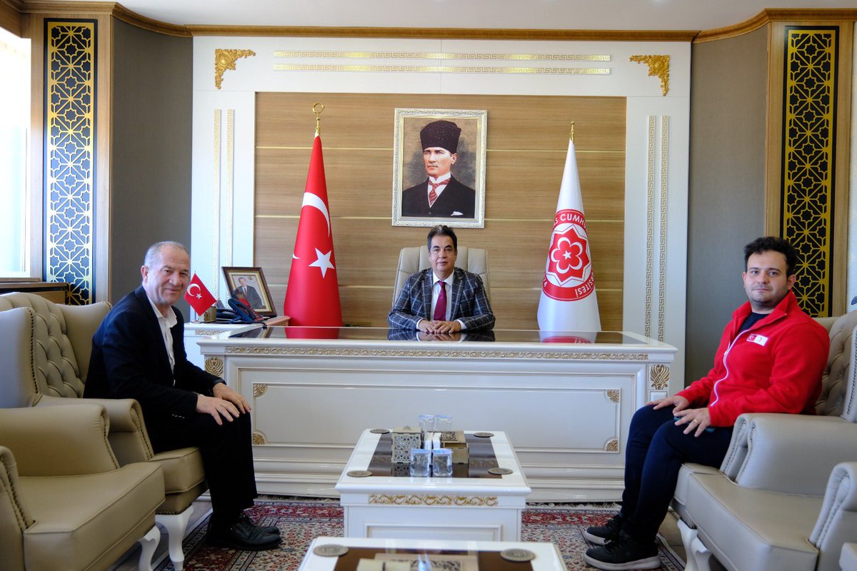 Sivas Kızılay Şube Başkanı Fikret Doğruyol ve beraberindekiler, bizlere hayırlı olsun ziyaretinde bulundu. Kendilerine nazik ziyaretlerinden ötürü teşekkür ederim.