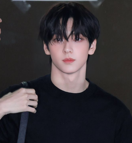 AboutMusicYT's tweet photo. Soobin of TXT reveals that before his debut, he met with 50 KARA fans, but he didn't have any merch, so they gave him. He made a promise that when he debuts, he'll talk about the group so they won't be forgotten https://t.co/mpoAiTn5EH
