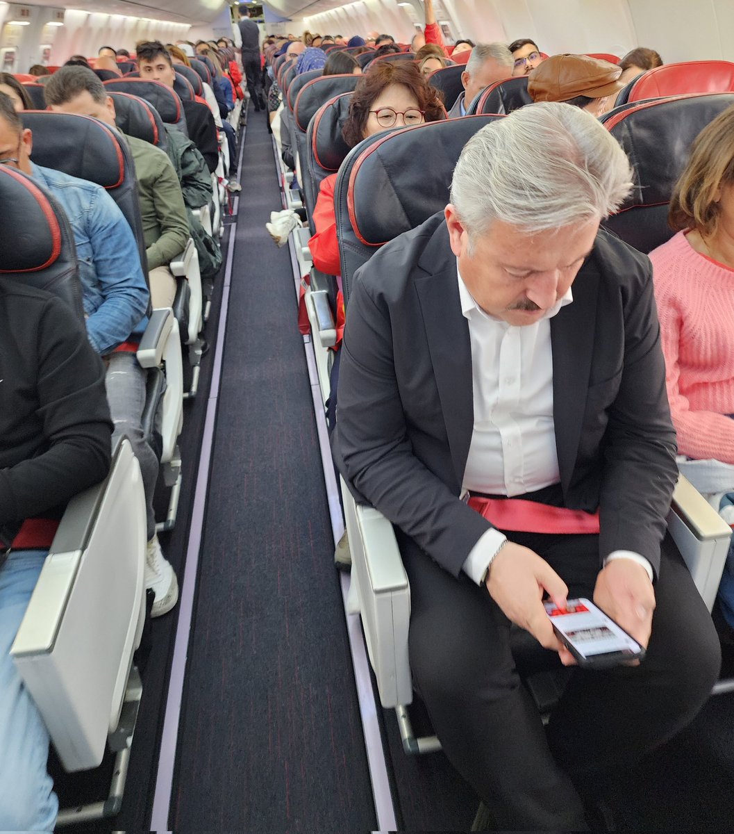 haciykk's tweet photo. İki saatlik konsere 71 MİLYON verenler bir yana, örnek başkanlar bir yana..

594 bin 344 nüfuslu Melikgazi Belediye Başkanı Mustafa Palancıoğlu..

46 ilden büyük..

Başkan, her vatandaş gibi ekonomi sınıfı uçuyor.

"İsraf etmiyoruz" deyip milletin parasını saçanlar online mı?

NOT: Fotoyu tv program dönüşü bizzat çektim