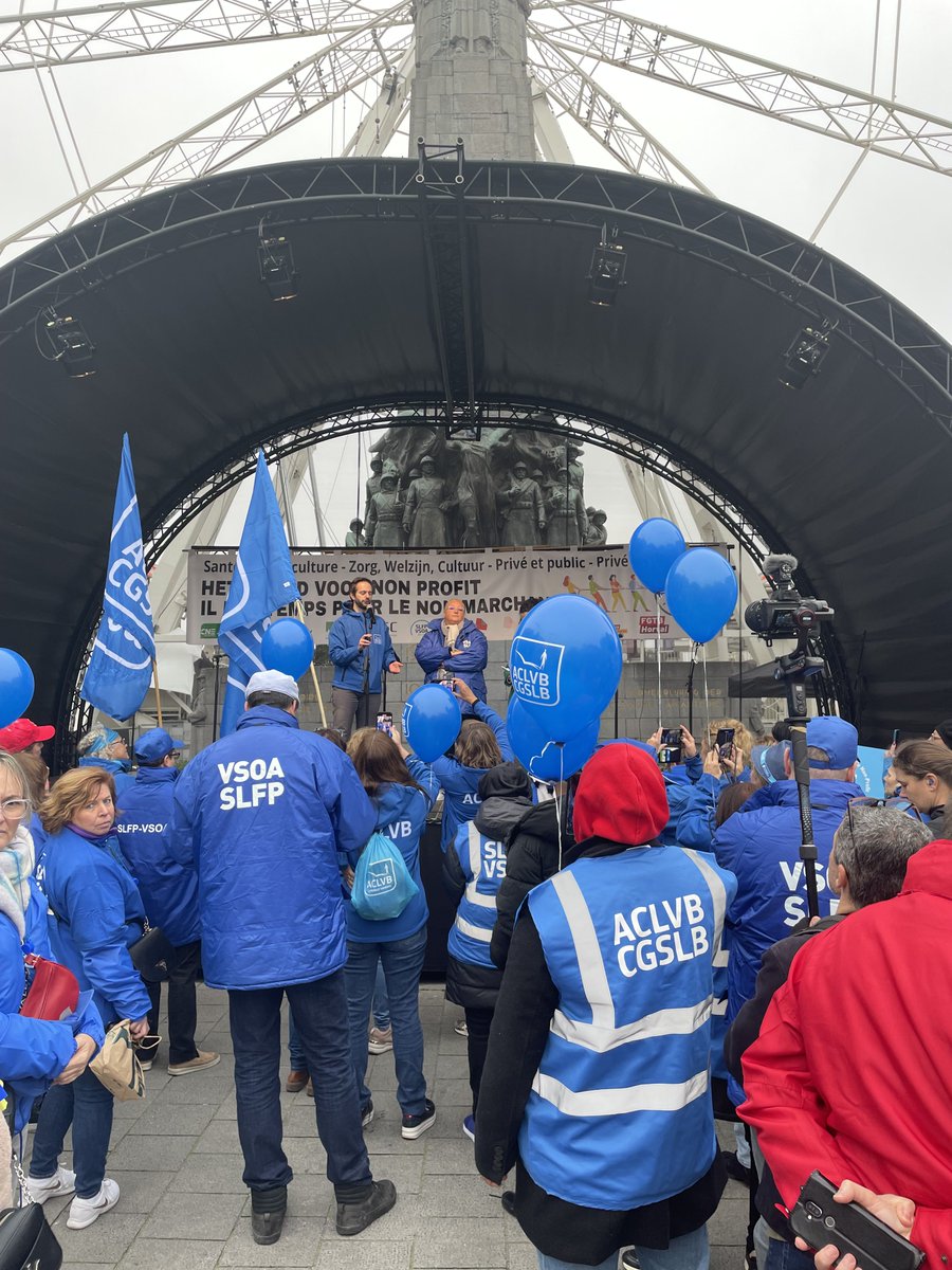 CGSLB's tweet image. Aujourd'hui, nous étions plus de 32 000 personnes aux côtés de ceux qui sont là chaque jour pour notre société 💙

Nous demandons de meilleures conditions de travail et une rémunération équitable pour ces héros.

100% solidaire avec le secteur du non-marchand ! 💪

#Manifestation