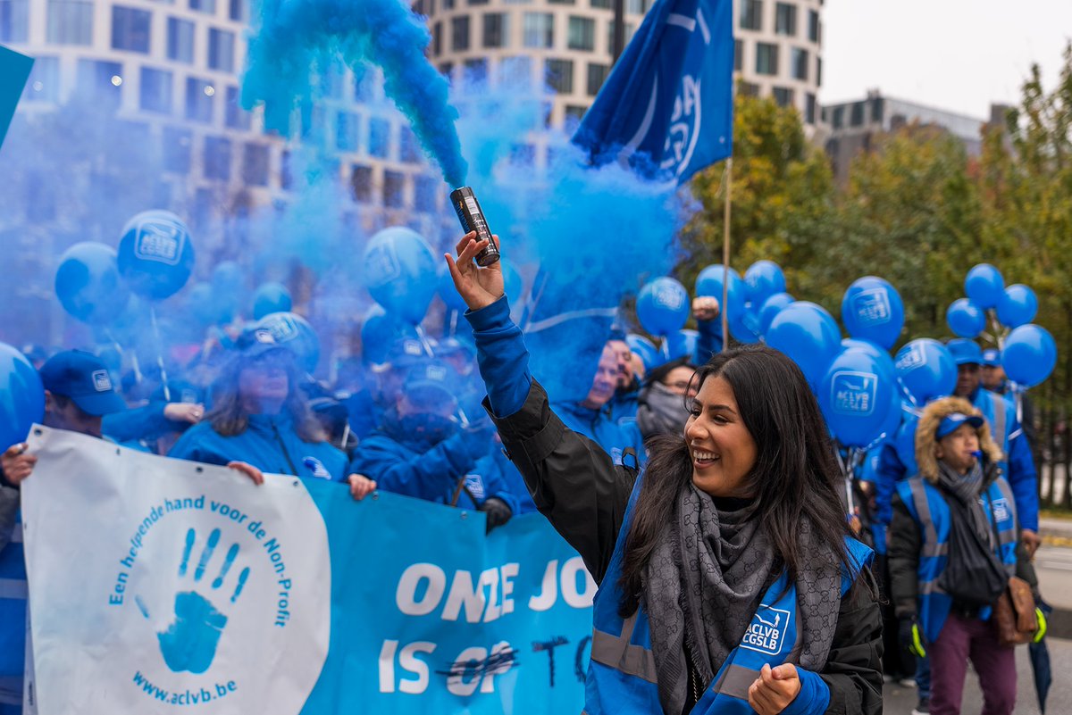 CGSLB's tweet image. Aujourd'hui, nous étions plus de 32 000 personnes aux côtés de ceux qui sont là chaque jour pour notre société 💙

Nous demandons de meilleures conditions de travail et une rémunération équitable pour ces héros.

100% solidaire avec le secteur du non-marchand ! 💪

#Manifestation