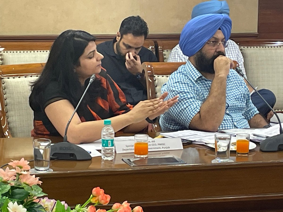 PIBChandigarh's tweet image. The Additional Secretary, #PMIDC Punjab, shared insights on AMRUT 1, SBM 1 &amp;amp; 2, and Solid Waste Management, Smart Cities, while also highlighting key issues to the Union Minister Shri @mlkhattar. 

@MoHUA_India @PIB_MoHUA
#Punjab