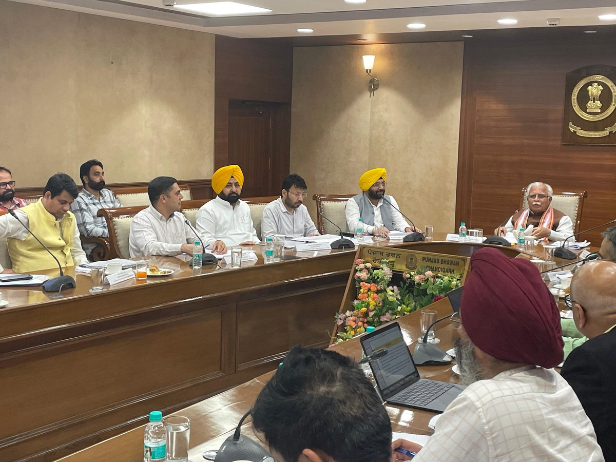 PIBChandigarh's tweet image. The Additional Secretary, #PMIDC Punjab, shared insights on AMRUT 1, SBM 1 &amp;amp; 2, and Solid Waste Management, Smart Cities, while also highlighting key issues to the Union Minister Shri @mlkhattar. 

@MoHUA_India @PIB_MoHUA
#Punjab