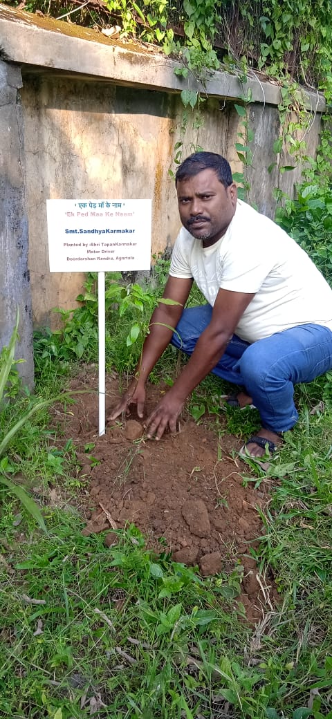 ddtripura's tweet photo. Staff and others of Doordarshan Kendra, Agartala participated in plantation programme "Ek Ped Maa Ke Naam" on  07.11.2024 https://t.co/HalYl6YbvA
