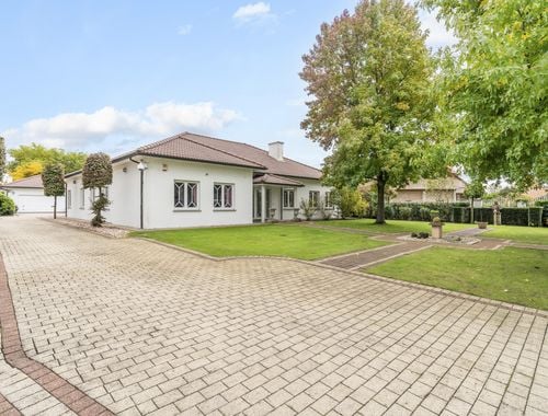 Villa van Ferry Bouman te koop.

zimmo.be/nl/lommel-3920…