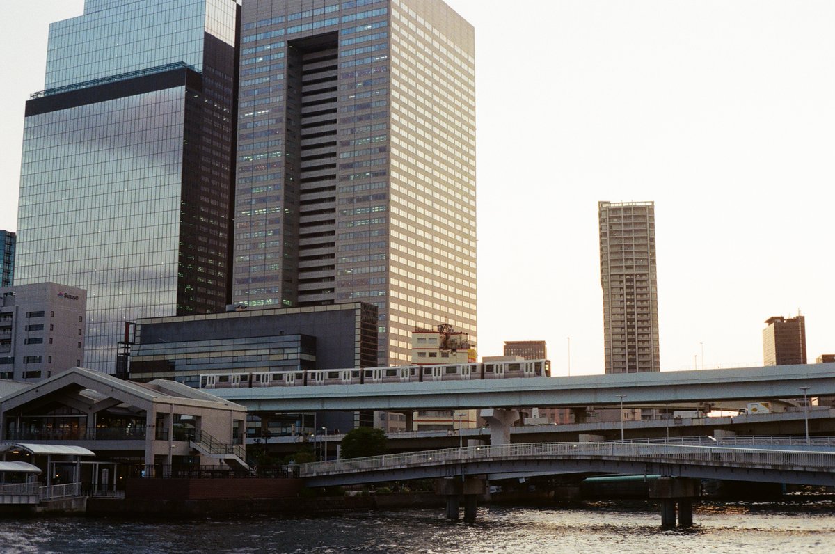 akira_biz's tweet photo. location : hamamatsu-cho
taken on Konica IIIA
film : kodak Gold 200
#filmphotography
#filmcamera
#konicaIIIA
#スナップ写真
#街の風景
#東京カメラ部 https://t.co/AJ8GpDq1Xc