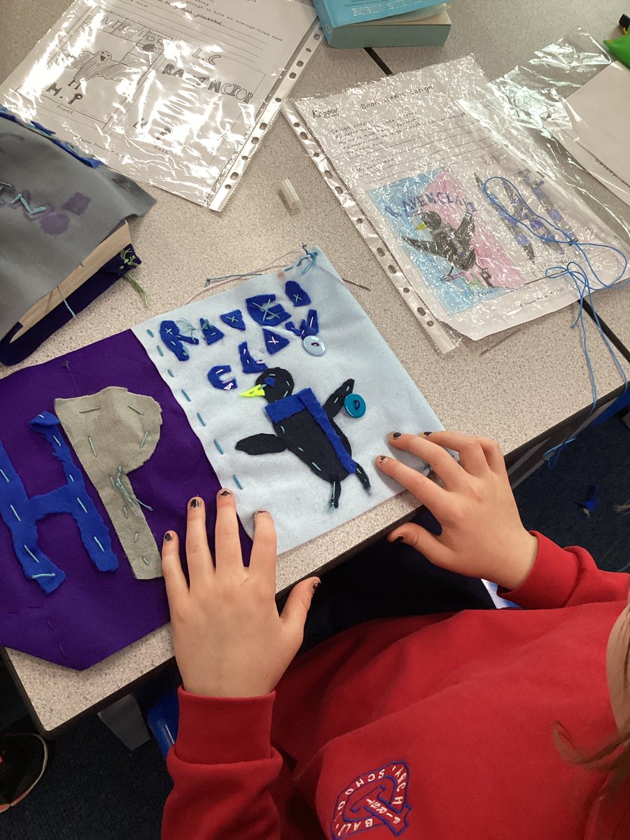 ArchibaldFirst's tweet photo. Class 10 have begun to make their book sleeves with fastenings following our designs. They look fabulous! #AFSDT https://t.co/f4dR9hAFfm