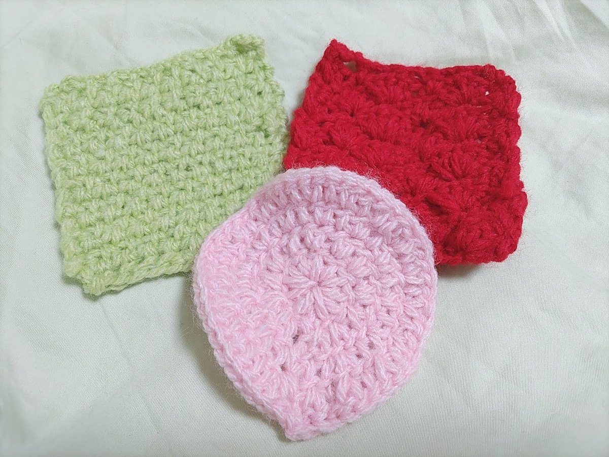 色々な編み方練習にコースター🧶
まだまだガタガタ…綺麗に編めるようになりたいなぁ💭
 #コースター  #編み物初心者