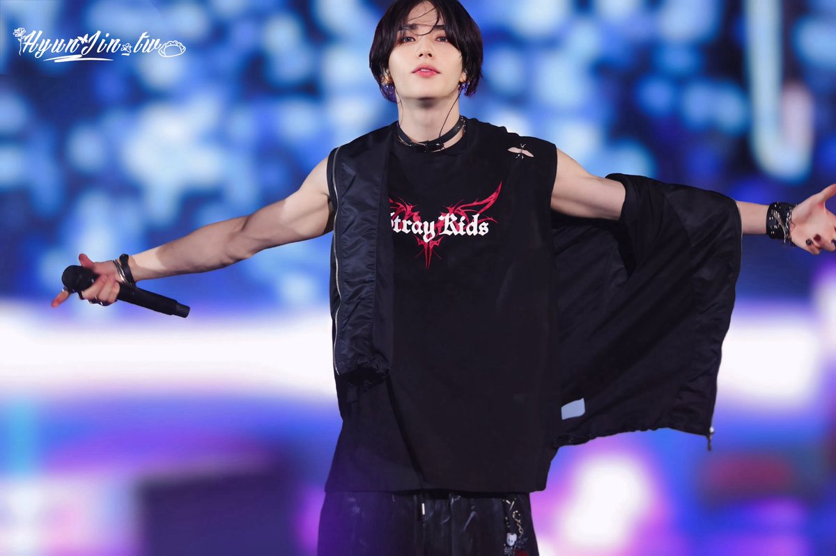 hyunjin_tail's tweet photo. Give you a hug 🎀ྀིྀི 
dominATE in Kaohsiung  
#黃鉉辰 #Hyunjin #현진 #스트레이키즈현진 #ヒョンジン #dominATE_kaohsiung https://t.co/bPEi5oAQvy
