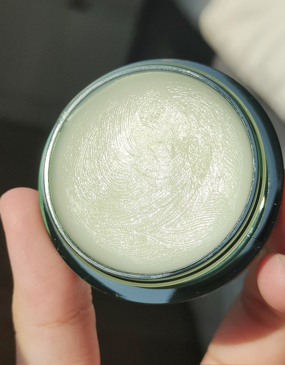 foxeryrose's tweet image. ยอมแล้ว! กราบในความดีงาม 10 ตลบ เป็นลิปมันที่ไม่มีที่ติ อะไรที่ไม่ชอบในลิปตัวอื่น ตัดทุกอย่างออก คุณจะไม่เจอใน  La Mer นี่กล้าพูดเพราะชอบลิปมันมาก ลองมาหลายยี่ห้อ ตั้งแต่ถูกยันแพง ตอนซื้อบ่นกับตัวเองนะ🤣 ทำไมมันแพงจัง! แต่พอได้ลองจริง รู้เลยว่าโคตรดี! คุ้มทุกบาทที่จ่ายไป