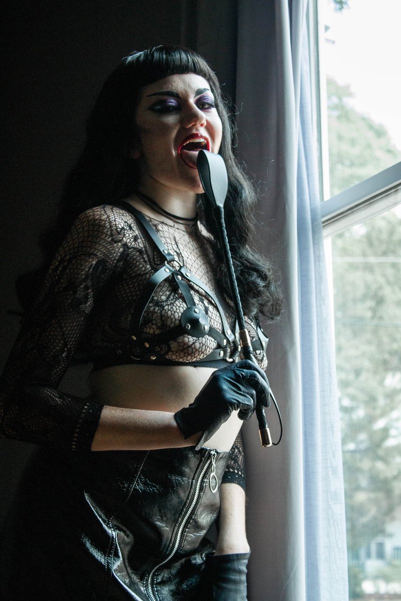 missjuniperfizz's tweet photo. New set of photos dropped on my #fansly #goth #gothmodel #bigtiddygothgf #leather #crop #sexy #contentforsale #stockings https://t.co/ZMO9EdieEb https://t.co/s4YH3YZRrk