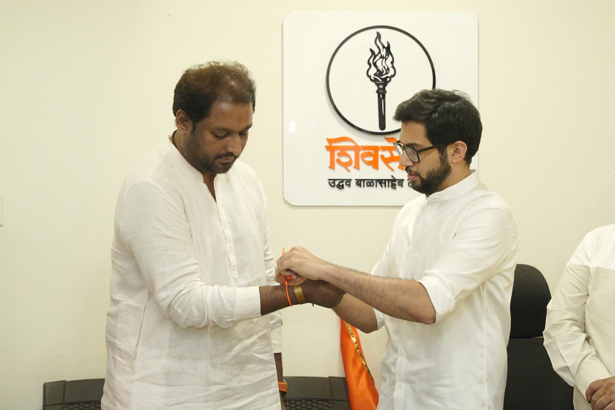 AUThackeray's tweet photo. आज महाराष्ट्र नवनिर्माण विद्यार्थी सेनेचे सरचिटणीस अखिल चित्रे जी ह्यांनी शिवबंधन बांधून शिवसेना (उद्धव बाळासाहेब ठाकरे) पक्षात प्रवेश केला.

त्यांच्यासह मनविसेचे कार्यकारिणी सदस्य शैलेश कुंदर जी, मनविसेचे उपाध्यक्ष संतोष राणे जी, वांद्रे पूर्व उपविभाग अध्यक्ष सलमान खान जी व इतर कार्यकर्त्यांनी देखील पक्षप्रवेश केला.