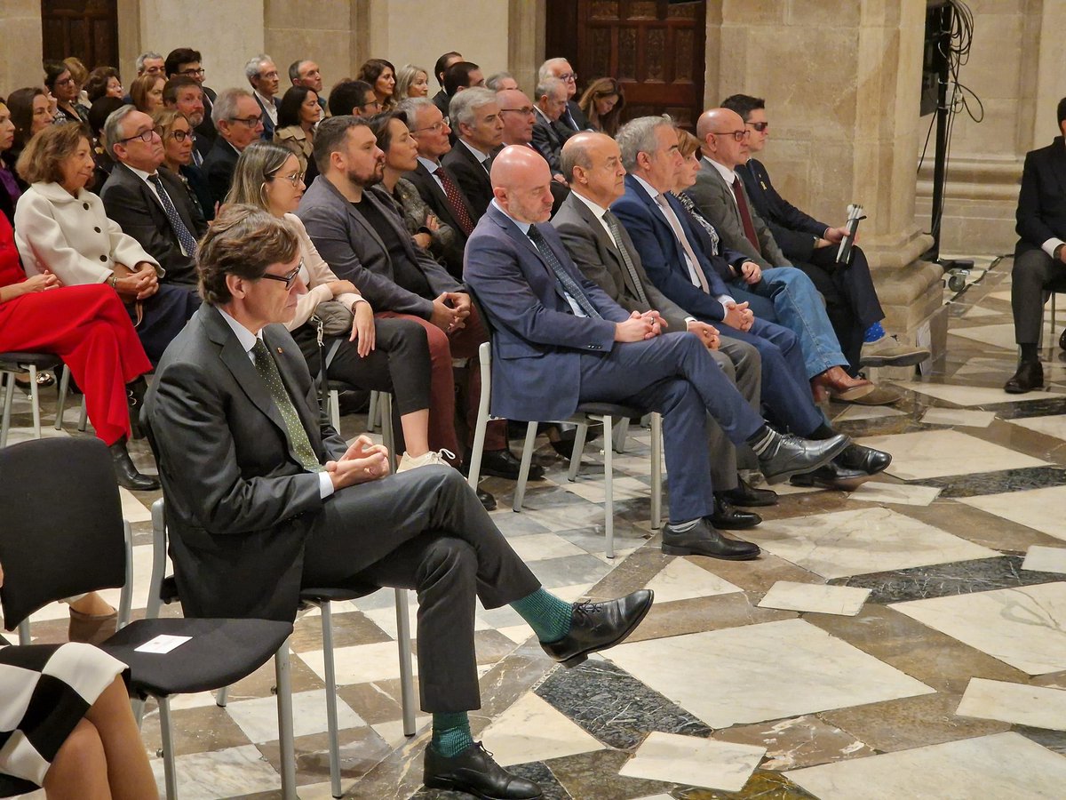 tsj_cat's tweet photo. El #presidente @tsj_cat Jesús M. Barrientos, la vocal @PoderJudicialEs Argelia Queralt i la Sala Govern #TSJCat asisten al acto de entrega de reconocimientos convocados por @justiciacat en el #DiaDeLaJustícia presidido por el MH presidente Salvador Illa @govern https://t.co/sq5tljHkBh