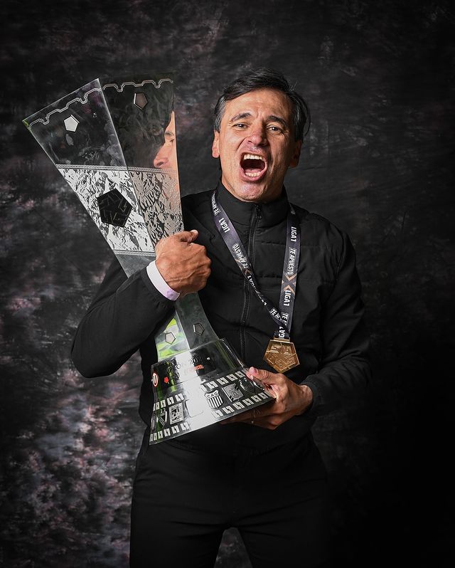 Solo una vez en la vida puedes ser BICAMPEON en tu Centenario.

Para su otra vida será 😂🏆🏆💯🇵🇪