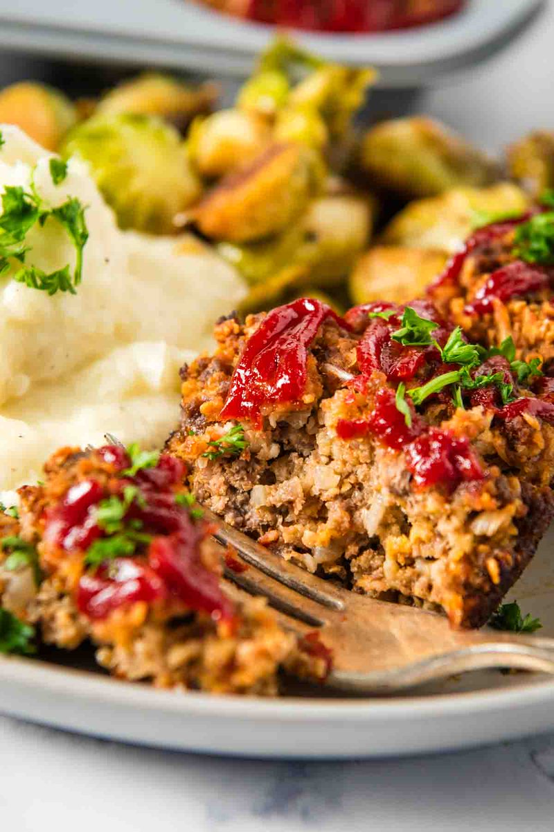 How to make quick and easy meatloaf muffins from scratch, in 30 minutes or less. Fun, bite sized twist on this classic dinnertime staple. This recipe also makes a great appetizer for parties, potlucks or any other large gathering. adventuresofmel.com/meatloaf-muffi… #30minuterecipes