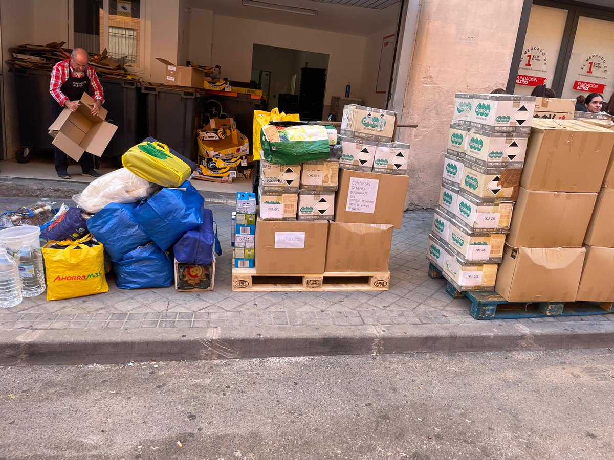 FCJE (@fcjecom) on Twitter photo La FCJE, en colaboración con <a href="/cadena_ong/">CADENA A.C.</a> y las comunidades judías en Valencia, reparten artículos necesarios en las poblaciones inundadas. La FCJE, en colaboración con <a href="/cadena_ong/">CADENA A.C.</a> y las comunidades judías en Valencia, reparten artículos necesarios en las poblaciones inundadas.