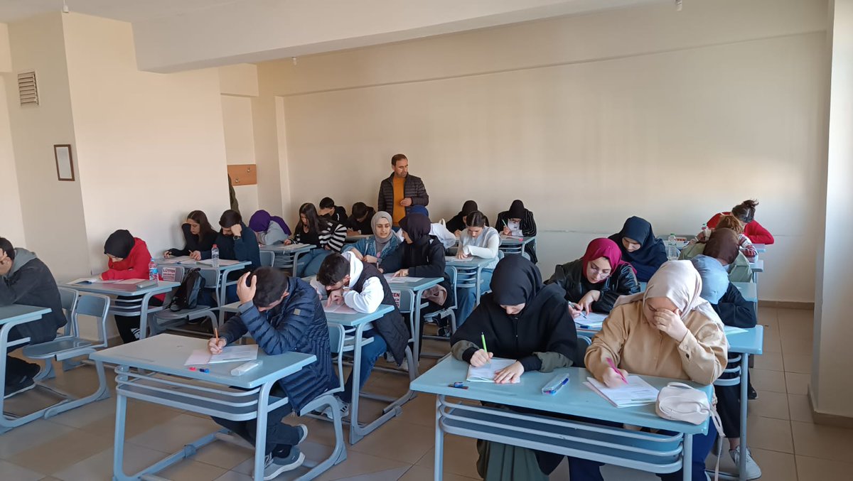 HemBingol's tweet photo. Müdürlüğümüz tarafından mezunlara yönelik hafta sonu açılan Destekleme ve Yetiştirme Kurslarına (DYK) devam eden öğrencilerimize hafta içi gönüllü öğretmenlerimiz rehberliğinde haftalık seri deneme sınavlarımıza devam ediyoruz.
@bingolvaliligi
@bingolmem
@MustafaOzel66
@Mukes_12 https://t.co/PeobHksNSV