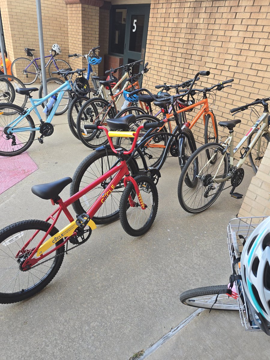 MyronStarrClark's tweet photo. Had a blast riding through the East End with the community at the Wow on Wheels Bike Ride last Saturday! Great vibes, great people, and an amazing way to celebrate this vibrant neighborhood. Can't wait for the next one! @edison_school
@HISDCentral https://t.co/jojJGIL6SS