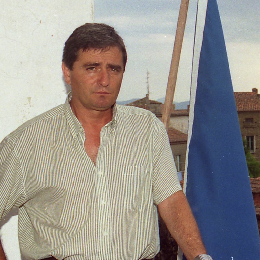 TV2000it's tweet photo. #NEWS - Quattro arresti per l'#omicidio di Angelo #Vassallo ↙️, il #sindaco pescatore di #Pollica
ucciso il 5 settembre 2010
Uno è il colonnello dei @_Carabinieri_ Fabio Cagnazzo ↘️
Gli altri il figlio di un boss collaboratore di giustizia Romolo Ridosso, l' imprenditore Giuseppe Cipriano e l'ex brigadiere dell'#Arma Lazzaro Cioffi
#7novembre #Salerno #Carabinieri