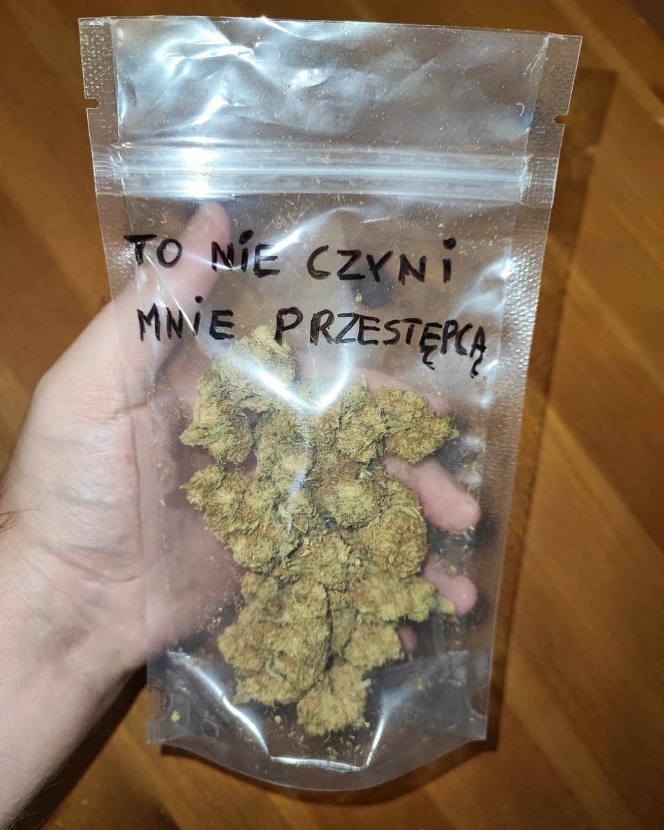 PrzemekZawadzki's tweet photo. Komisja właśnie zakończyła rozpatrywanie złożonej przez mnie w Sejmie petycji wraz z projektem zakładającym dekryminalizację posiadania do 15 g oraz uprawę 1 roślinki na własne potrzeby. 1/5 https://t.co/C9lHbOVyfl