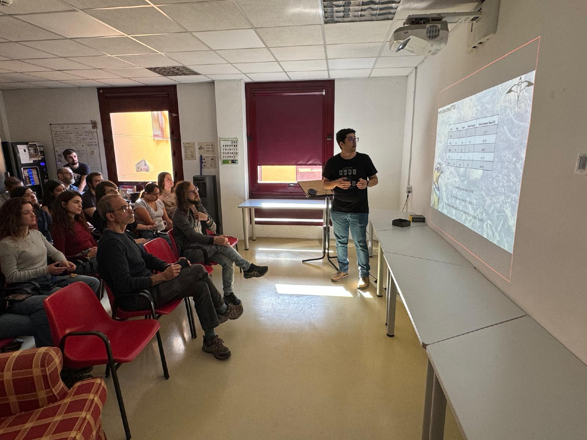 En el #CofiTolkIREC de ayer, Gonçalo Marques Vila Ferraz nos presentó su ponencia "Low breeding success in two declining steppe birds revealed by remote tracking and field data" 😊✅