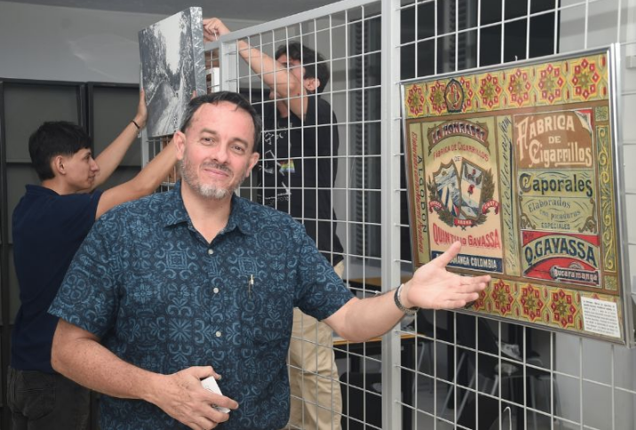 Giovanni Gavassa, junto al Sistema de Bibliotecas de la Universidad de #LaU, presenta la exposición Foto Gavassa, una riqueza histórica bajo la custodia de la UNAB durante este mes de noviembre. Detalles ➡️: bit.ly/4eoxUYm