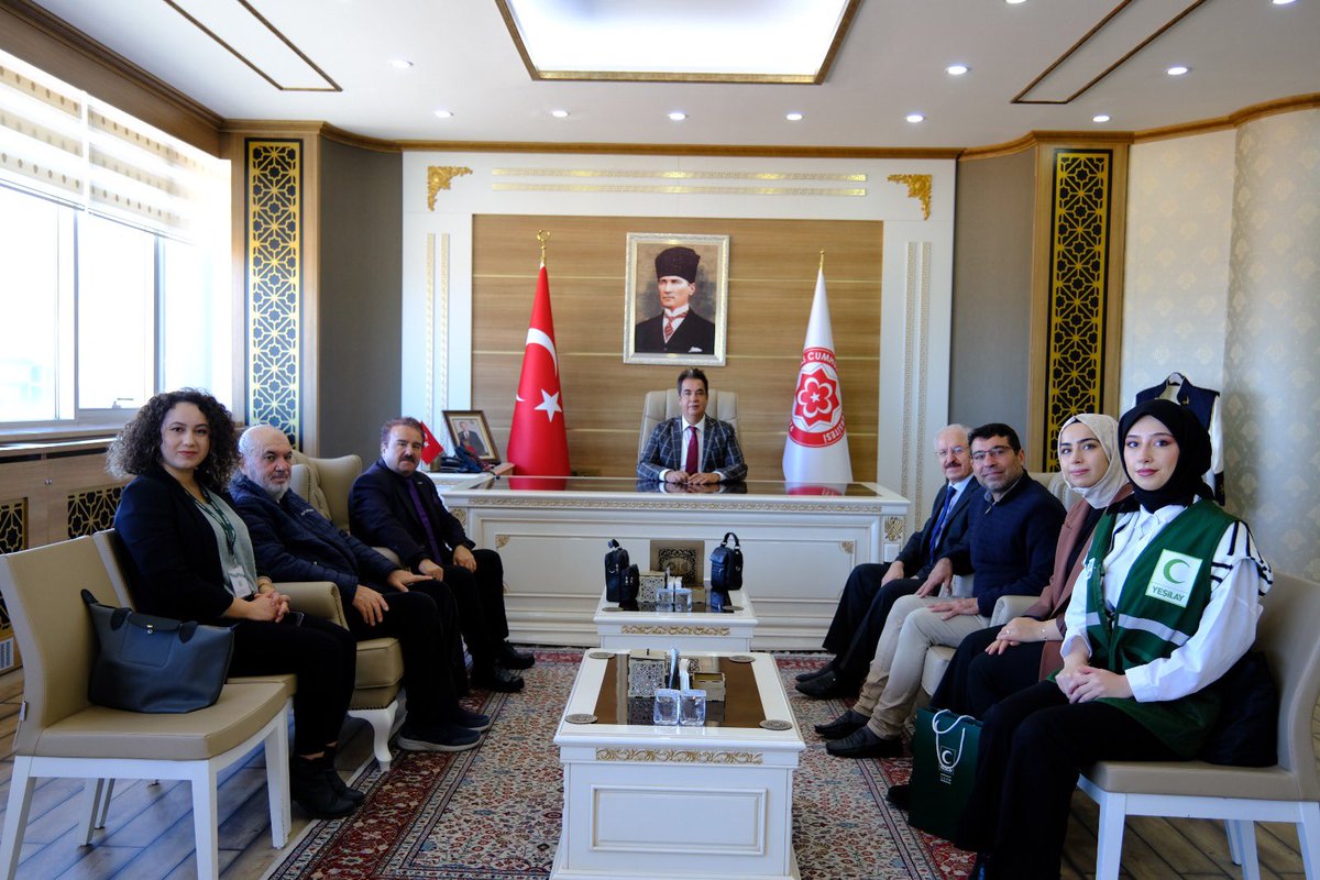 Sivas Yeşilay Şube Başkanı Bülent Akın ve beraberindekiler, bizlere hayırlı olsun ziyaretinde bulundu. Kendilerine nazik ziyaretlerinden ötürü teşekkür ederim.