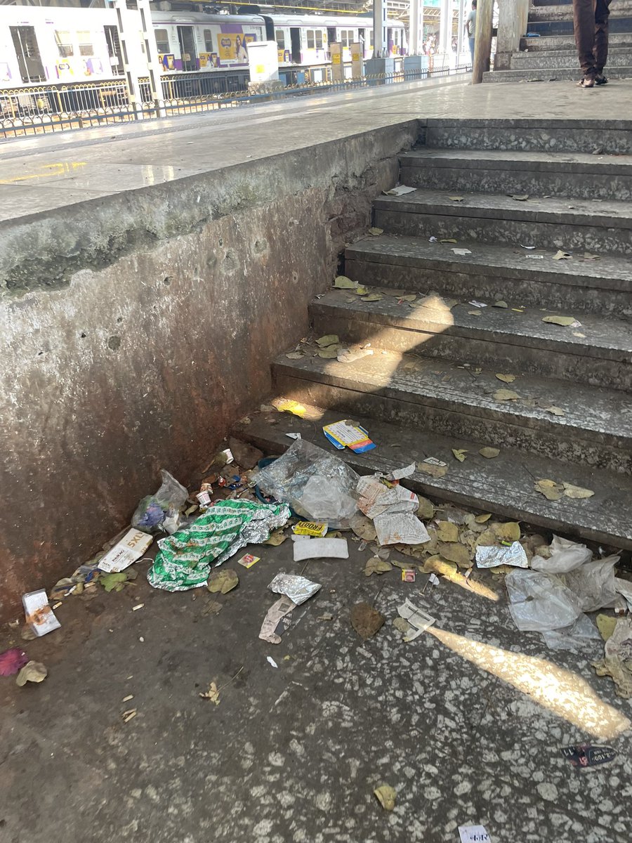 Shruti51186753's tweet photo. Shame to say that we live in South (Bombay) Mumbai. Outside grant road platform no 4. 
@MCGM_BMC @mieknathshinde @CMOMaharashtra @mybmc https://t.co/eekKCXfNXo