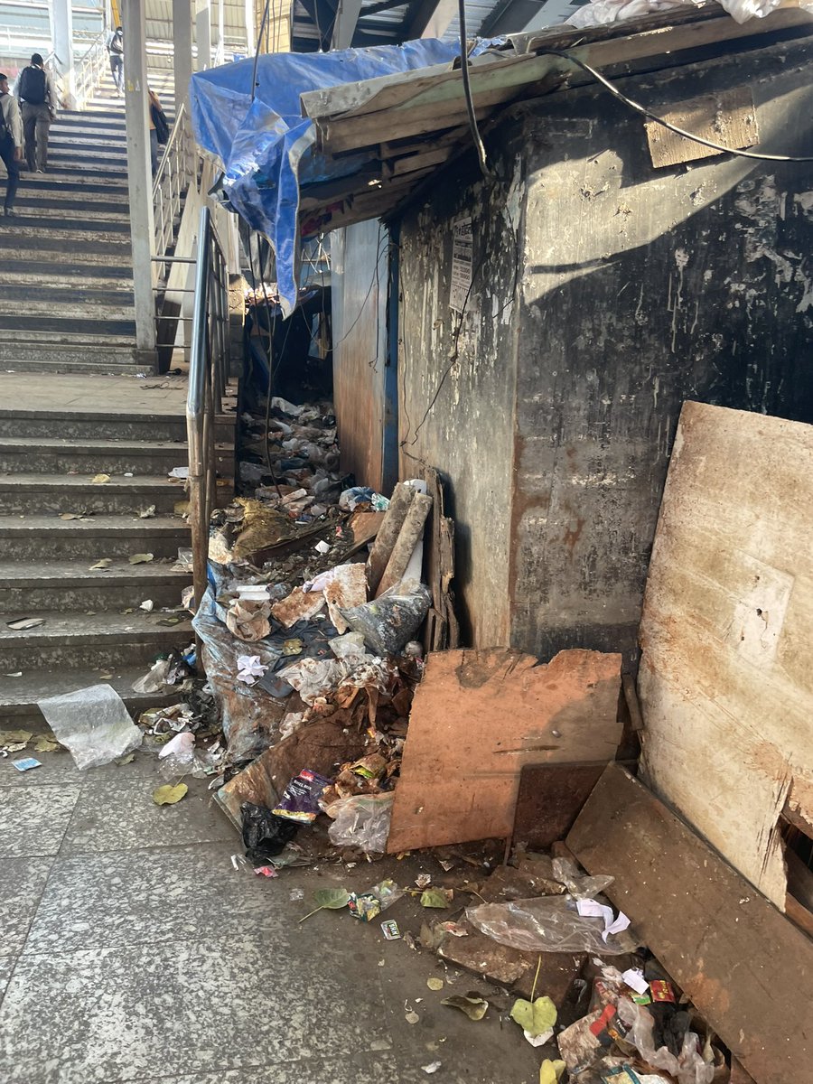 Shruti51186753's tweet photo. Shame to say that we live in South (Bombay) Mumbai. Outside grant road platform no 4. 
@MCGM_BMC @mieknathshinde @CMOMaharashtra @mybmc https://t.co/eekKCXfNXo
