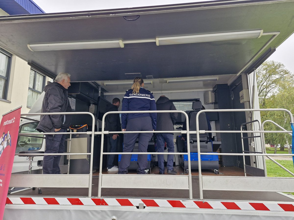 marcelpromatmut's tweet photo. Jour 3/3. Une action complète avec les gendarmes de la Moselle.
Venue de nos simulateurs de conduite à l'état-major de Metz ce qui nous a permis de faire une formation complète sur ces 3 jours !
@Matmut 
@Gendarmerie https://t.co/88rGGUxMAp